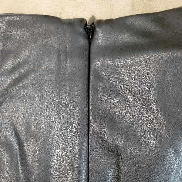 Guess leather look pants size medium NWT - Picture 2 of 7